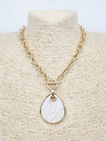 16–18" Gold Open Chain Necklace with Pearlized Charm